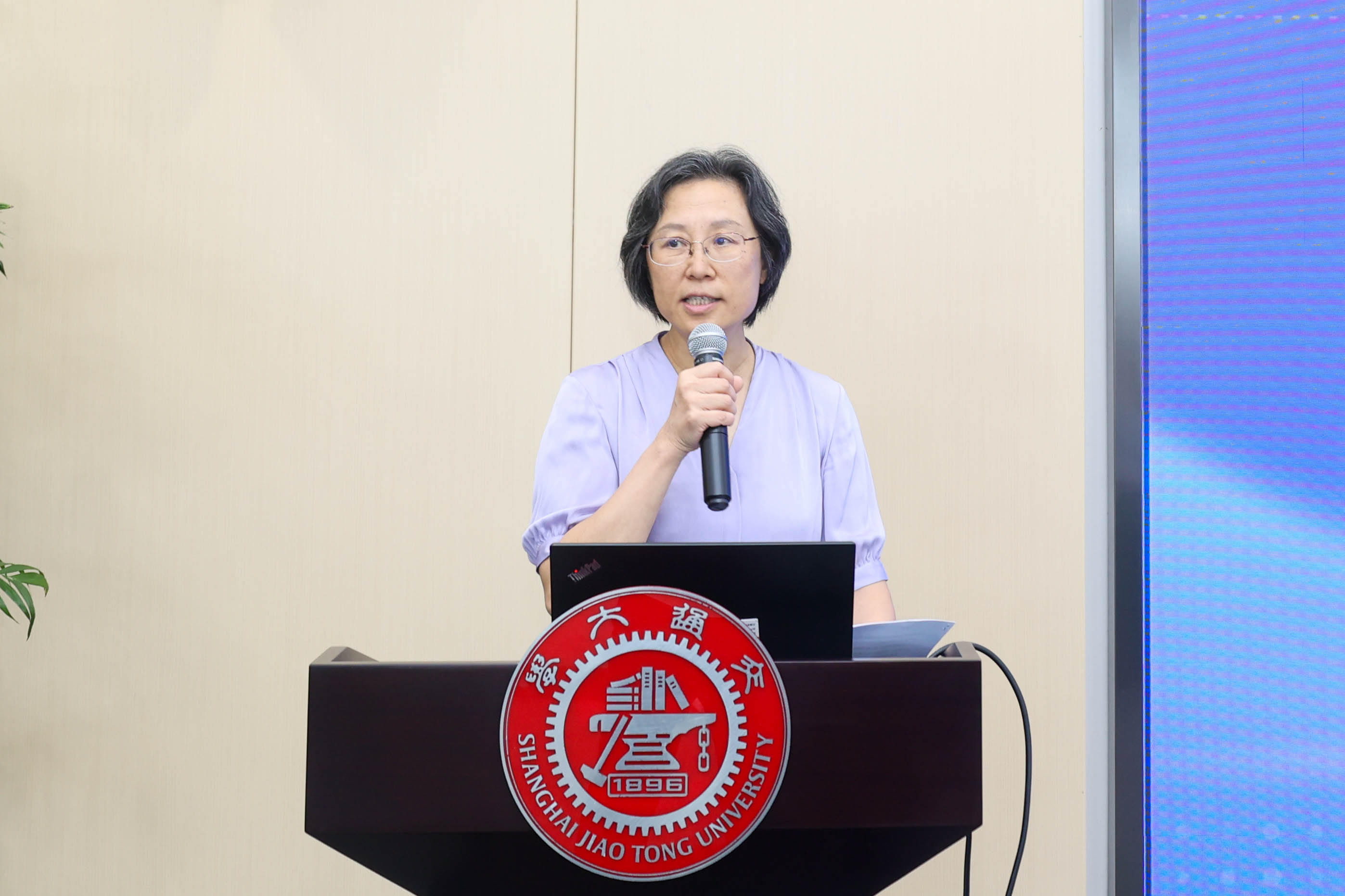 社团学姐漫画
副教务长 吴静怡 (2).JPG